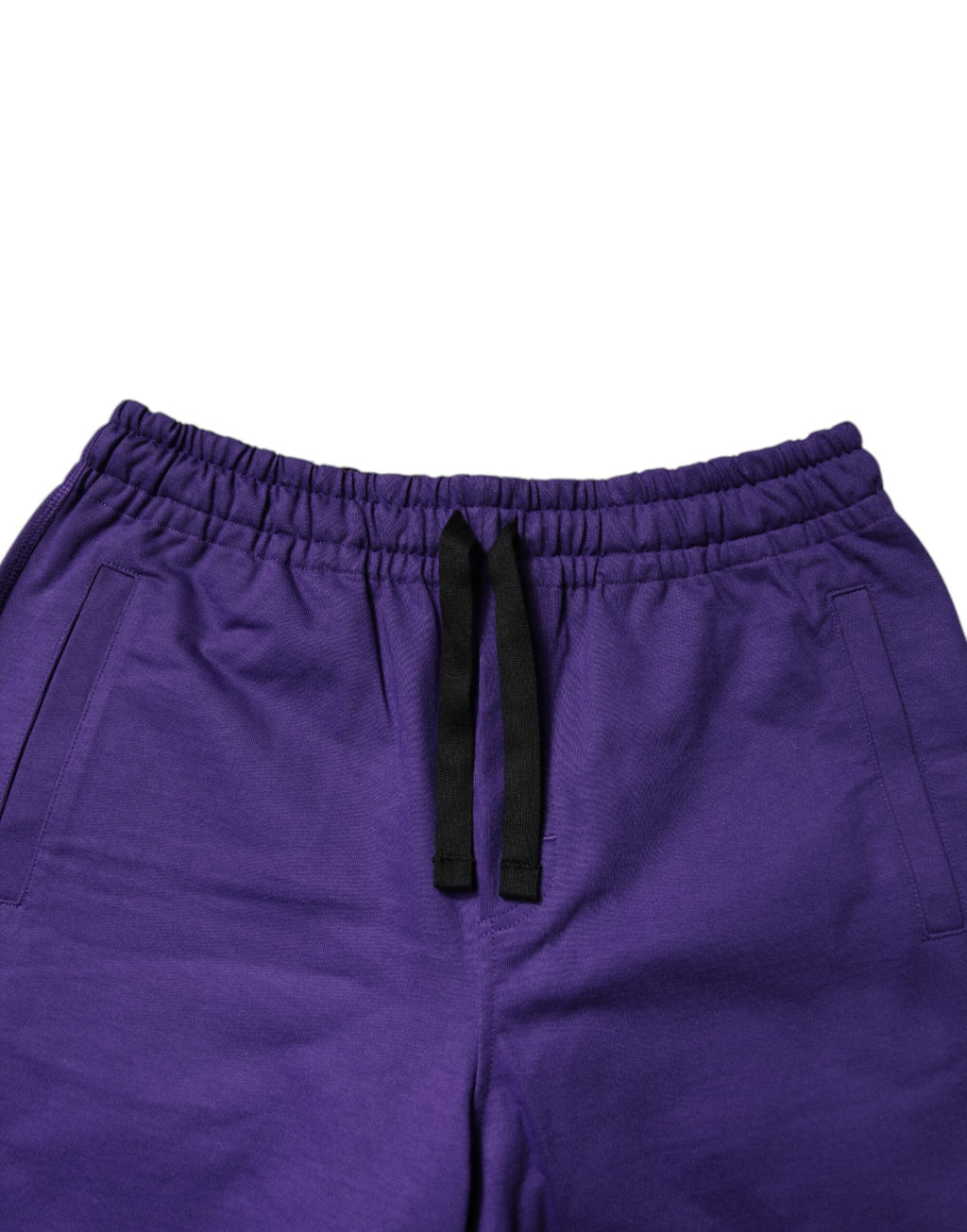 Bermuda sweatshorts pour homme en coton violet de Dolce & Gabbana, vue de face avec détails du tissu et de la coupe