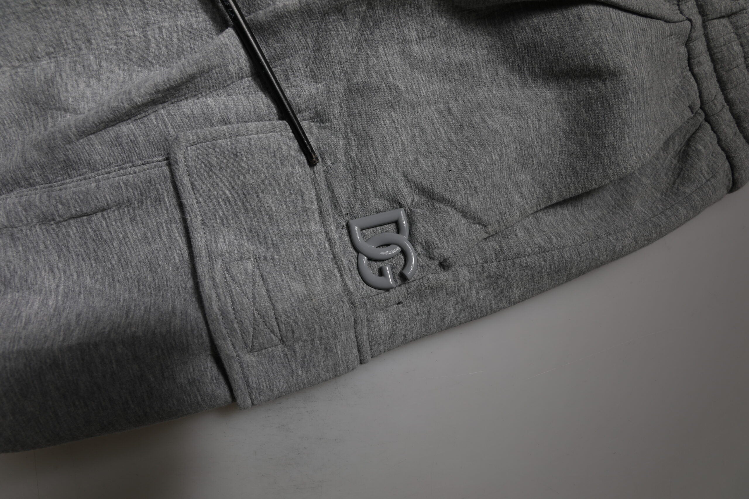 Shorts bermuda en coton gris de Dolce & Gabbana, cargo, sweatshorts confortables pour homme.