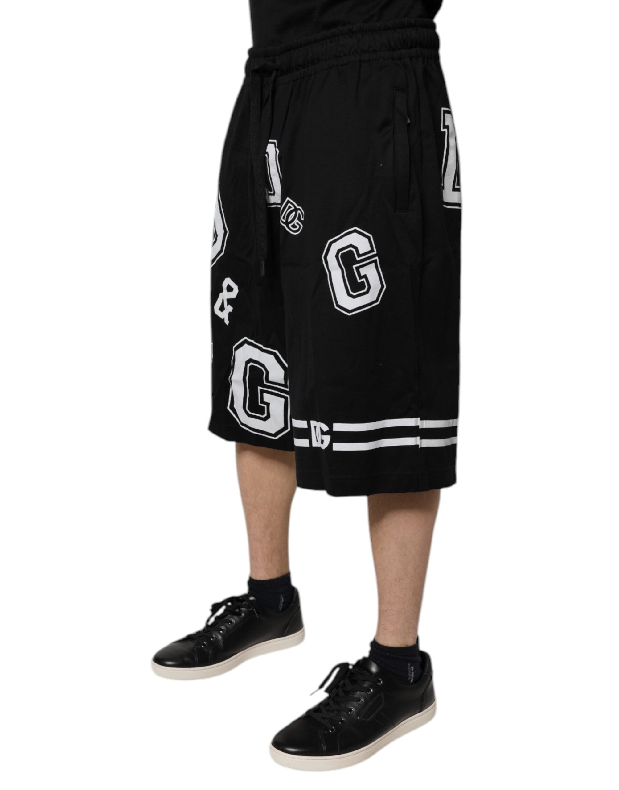 Shorts bermuda en coton noir avec logo Dolce & Gabbana, style décontracté et moderne, visible sur le produit.