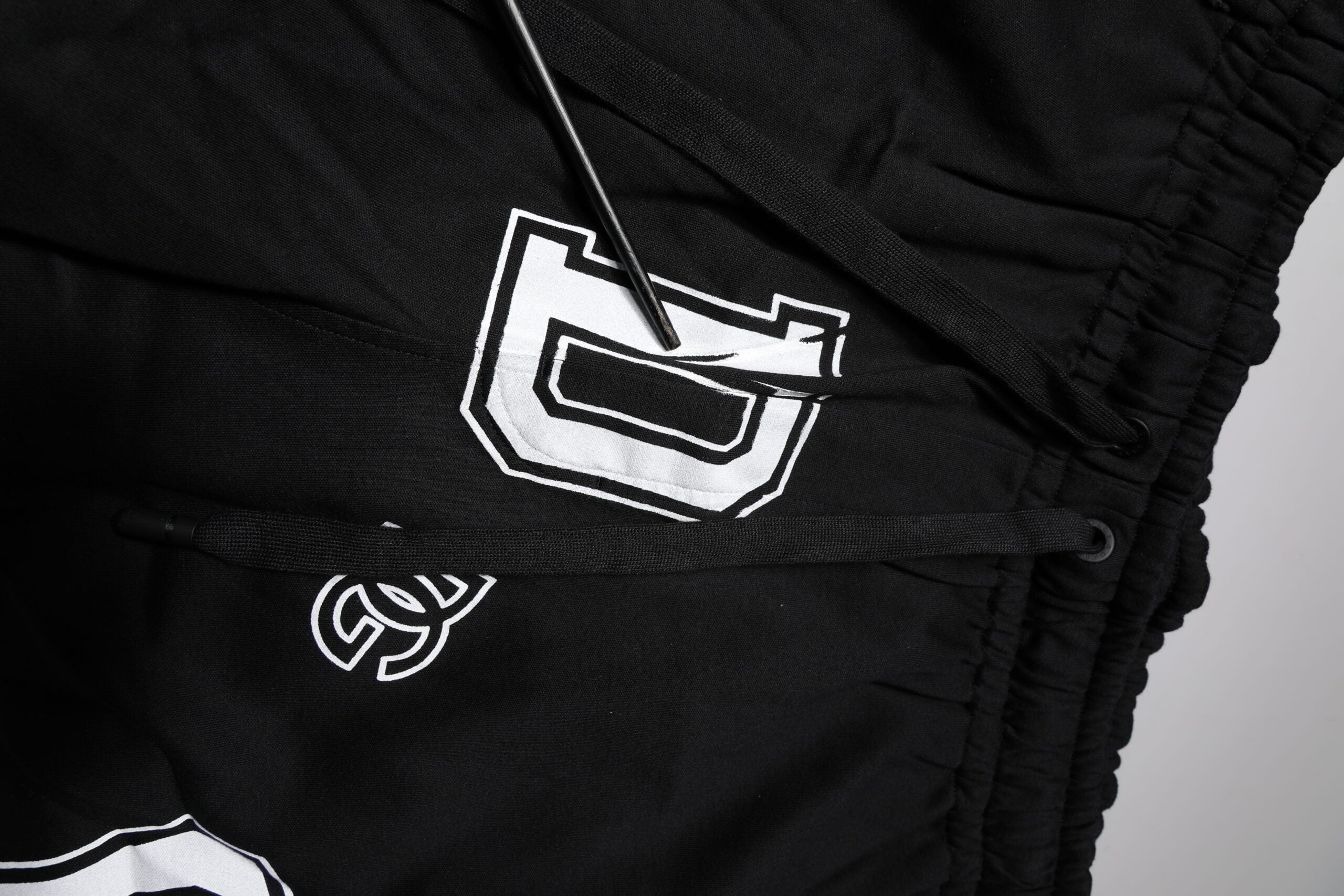 Shorts bermuda en coton noir avec logo Dolce & Gabbana, sweatshorts décontractés et confortables pour homme.