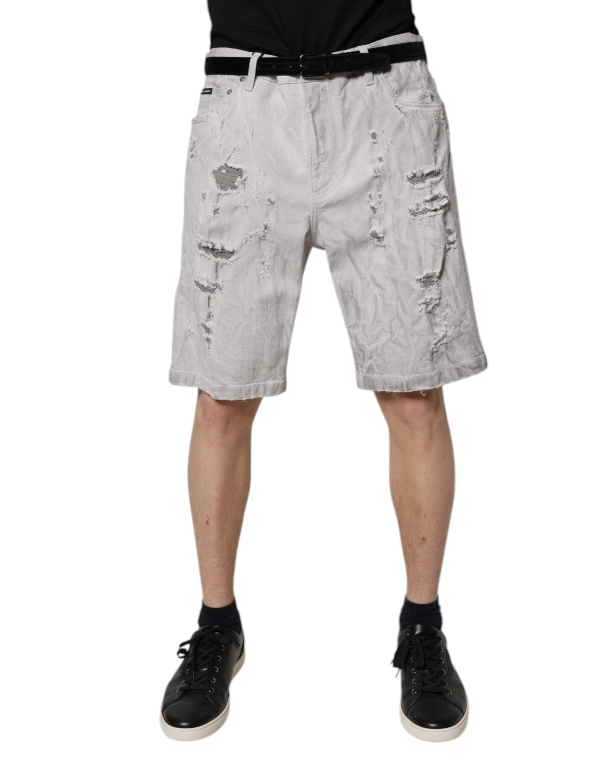 Shorts bermuda déchirés en denim gris clair pour homme de Dolce & Gabbana, style décontracté et tendance.