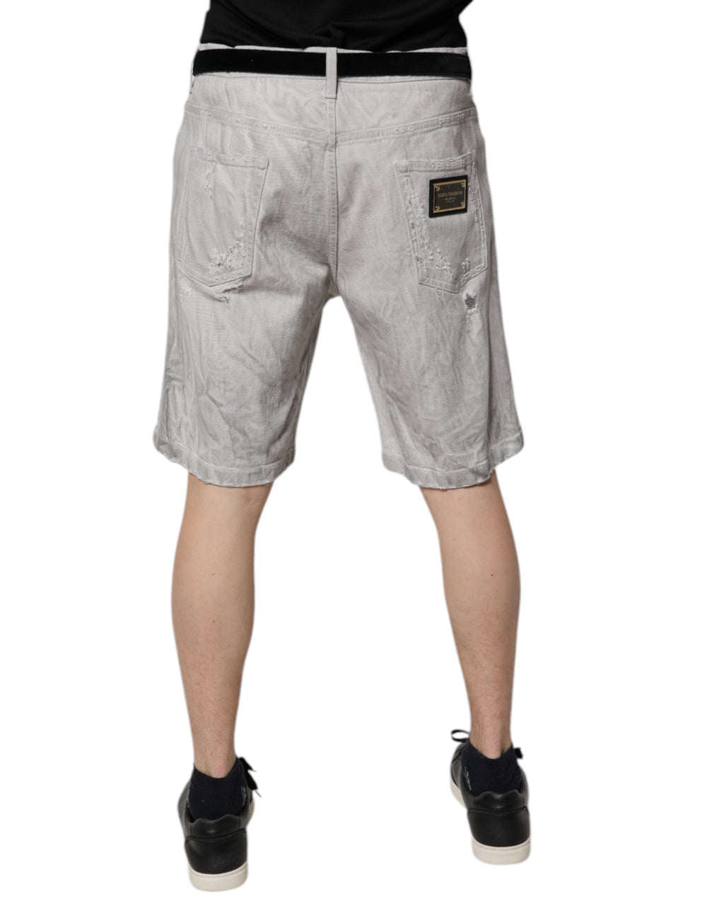 Shorts bermuda en denim gris clair déchiré pour homme de Dolce & Gabbana, style décontracté et tendance.