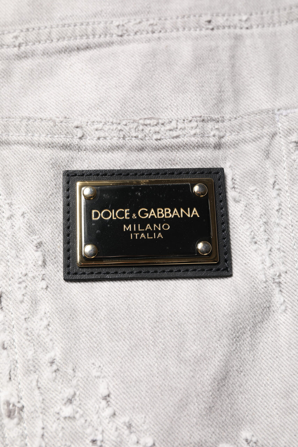 Shorts bermuda en jean gris clair déchiré pour homme de la marque Dolce & Gabbana, style décontracté et tendance.