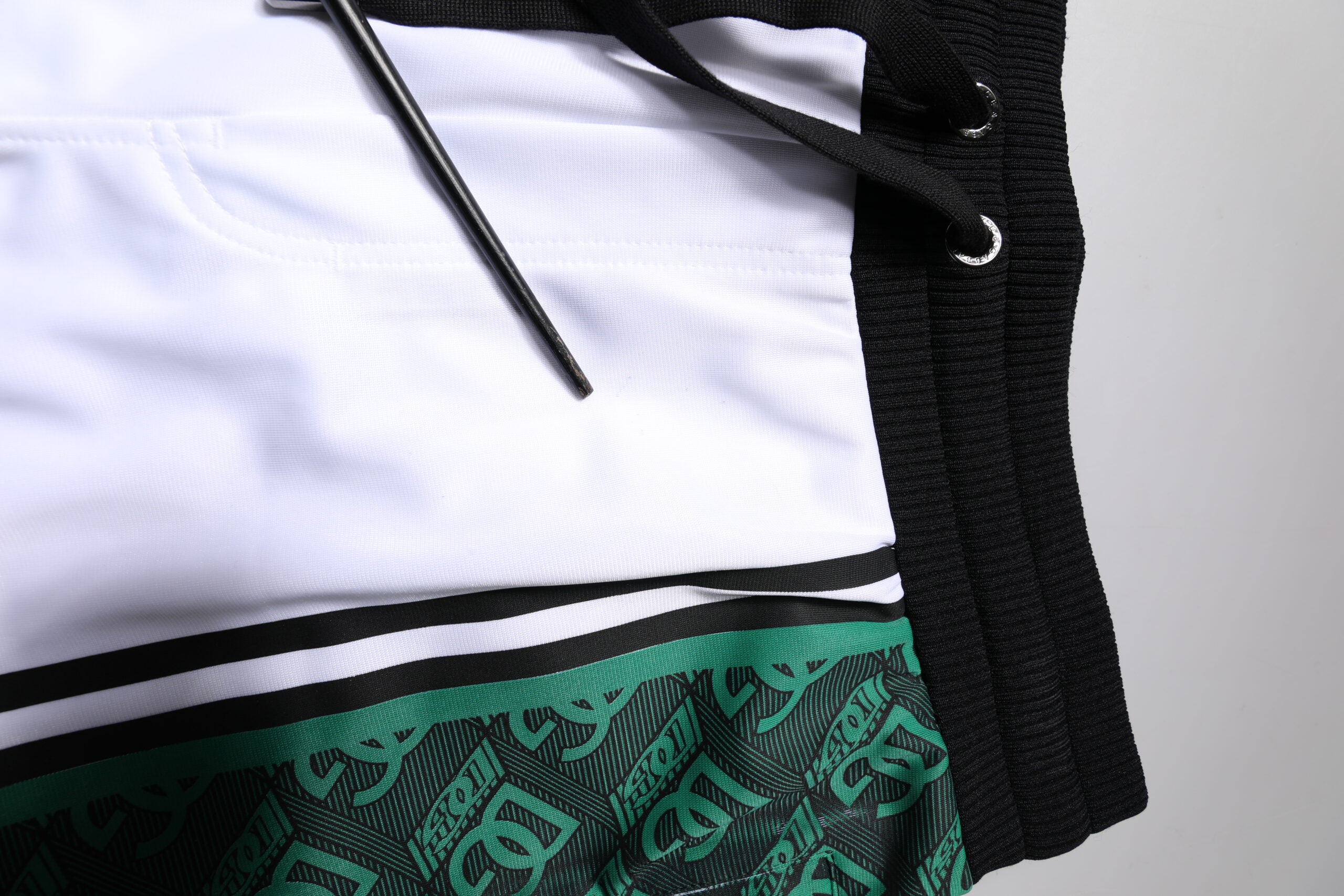 Shorts de sport homme Dolce & Gabbana en jersey blanc et vert, style décontracté et confortable.