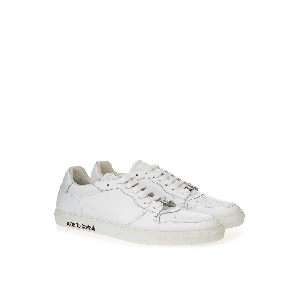 Sneakers basses en cuir blanc de Roberto Cavalli, chaussures tendance pour homme ou femme, vue de face.