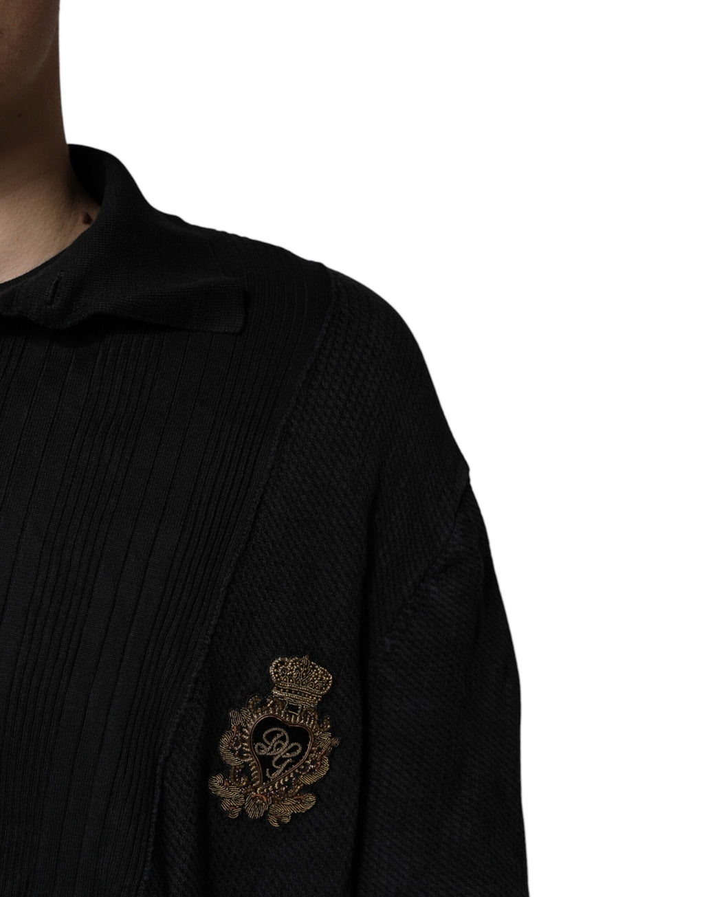Pull en soie noir Dolce & Gabbana avec boutons, motif héraldique, costume chic et élégant, porté sur un mannequin.