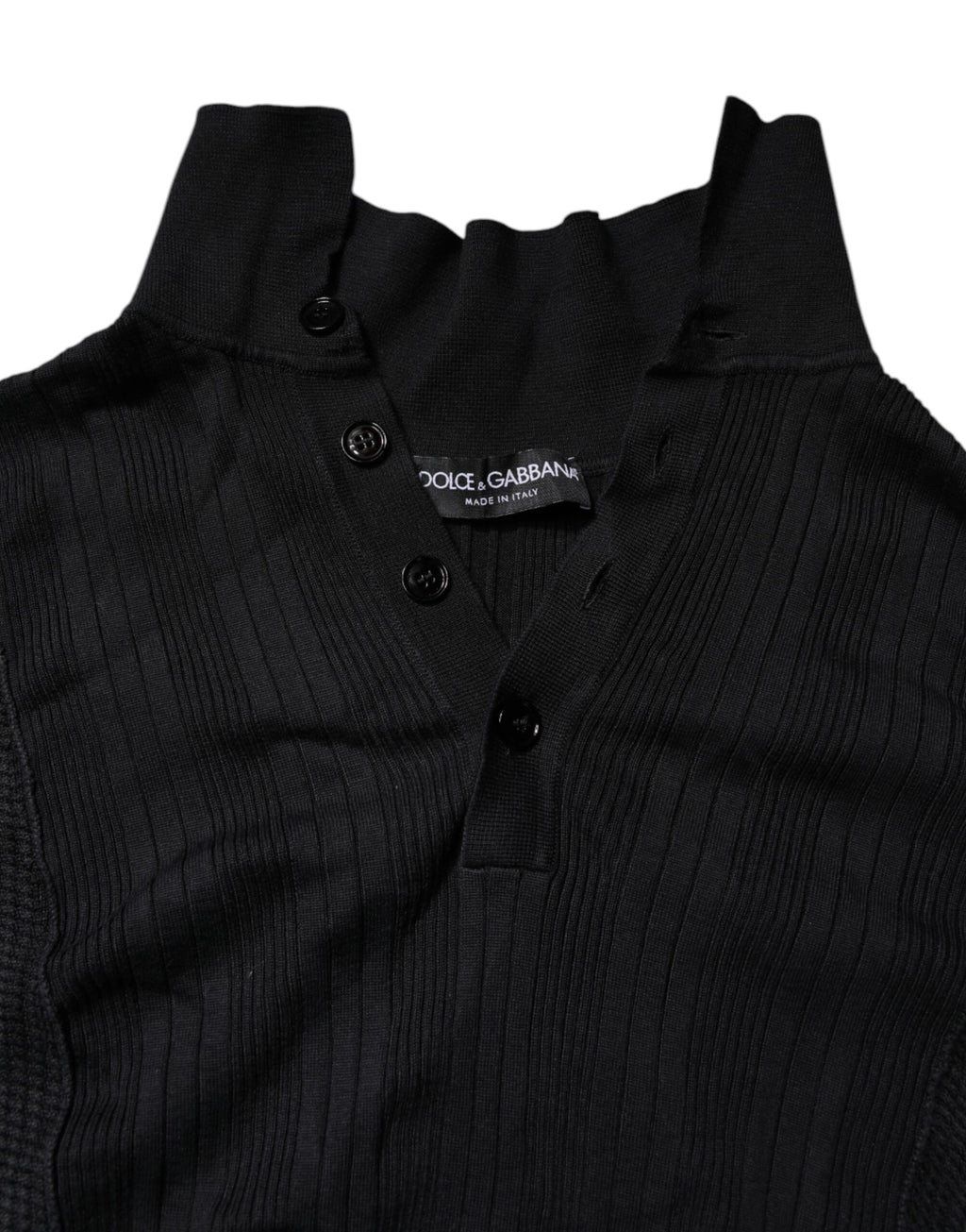 Pull en soie noir Dolce & Gabbana à motifs héraldiques avec boutons, élégant et sophistiqué.