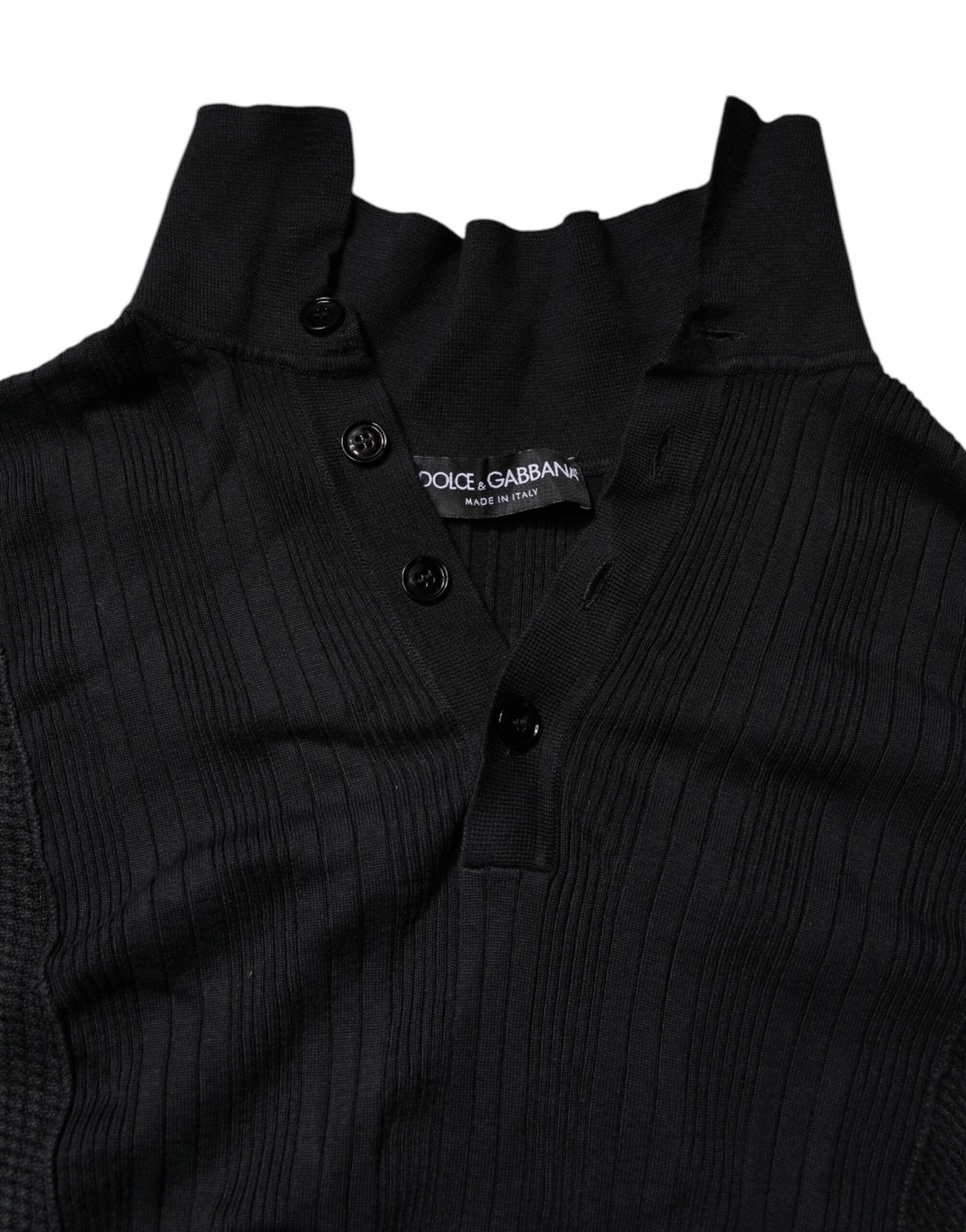 Pull en soie noir Dolce & Gabbana à motifs héraldiques avec boutons, élégant et sophistiqué.