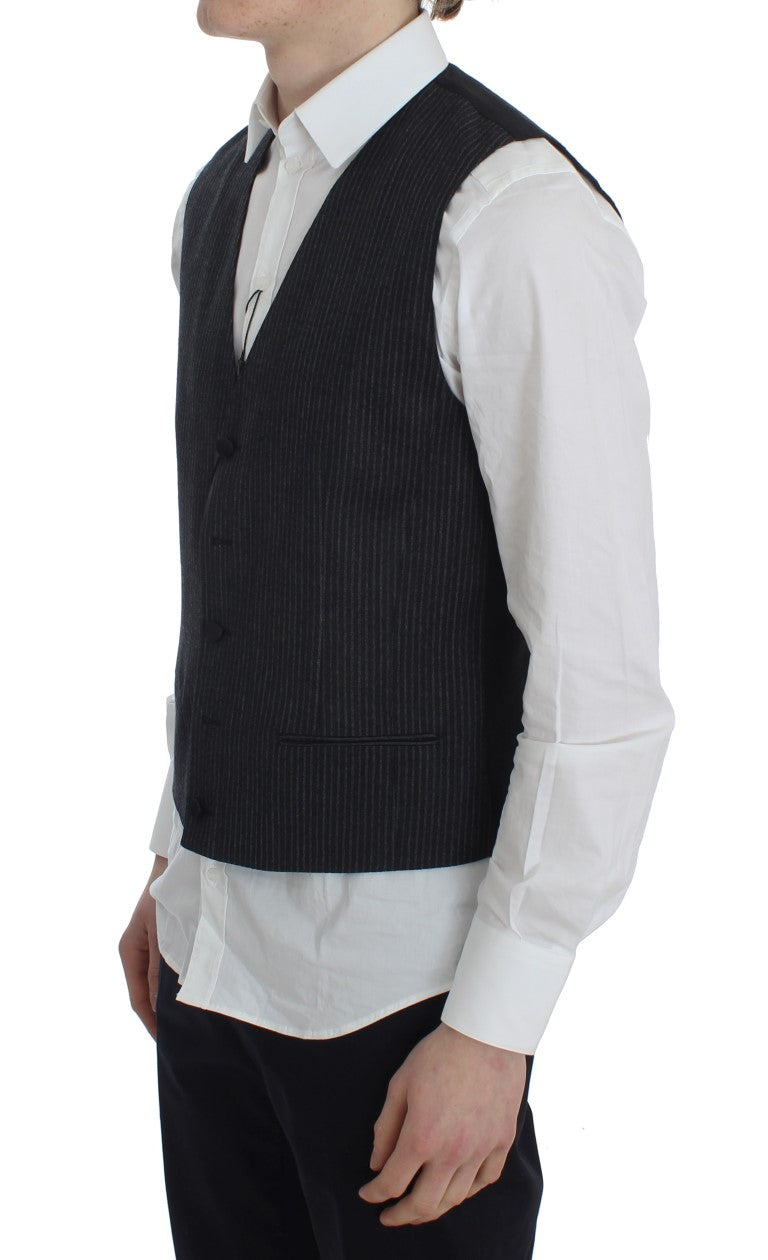 Gilet formel gris à rayures Dolce & Gabbana, élégant et sophistiqué, porté sur une tenue vestimentaire chic.