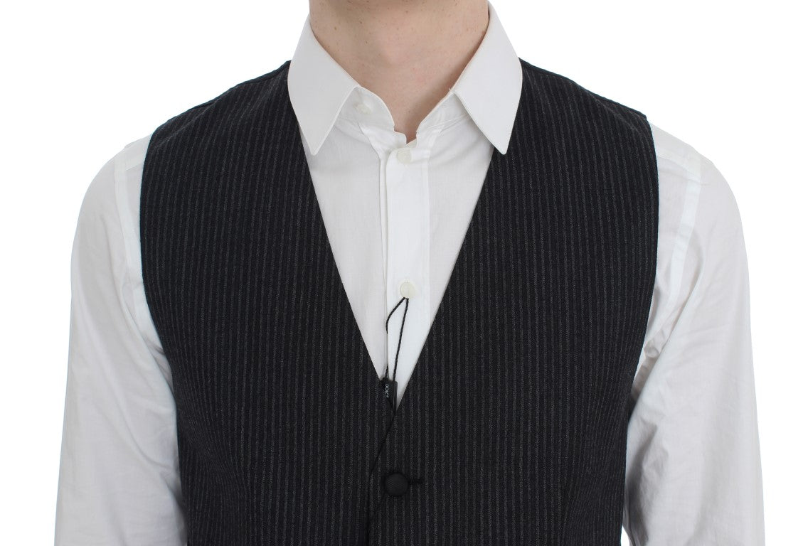 Gilet formel gris à rayures Dolce & Gabbana, élégant, ajusté, avec détails sophistiqués, porté sur une chemise blanche.