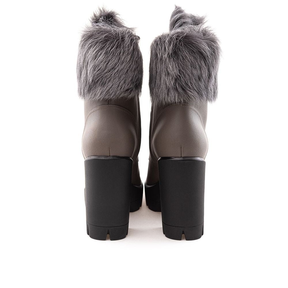 Bottes beige en cuir écologique avec lacets de la marque Giuseppe Zanotti, vues de face.