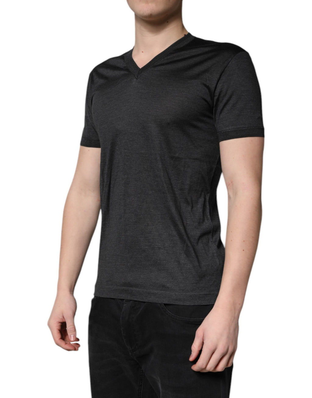 T-shirt en soie gris foncé Dolce & Gabbana à col en V et manches courtes, vue de face.