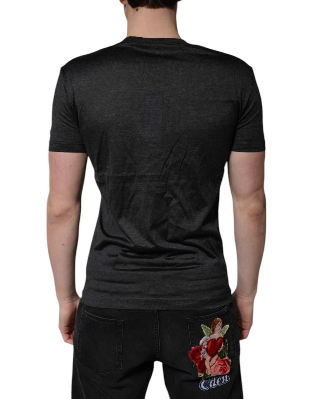 T-shirt Dolce & Gabbana en soie gris foncé à col en V à manches courtes, élégante et confortable, vue de face.