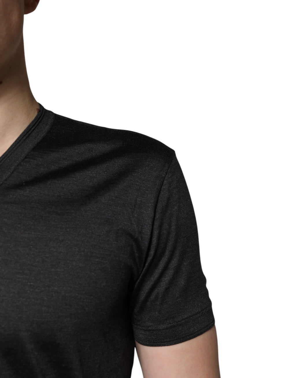 T-shirt en soie gris foncé à col en V à manches courtes de Dolce & Gabbana, vue de face.