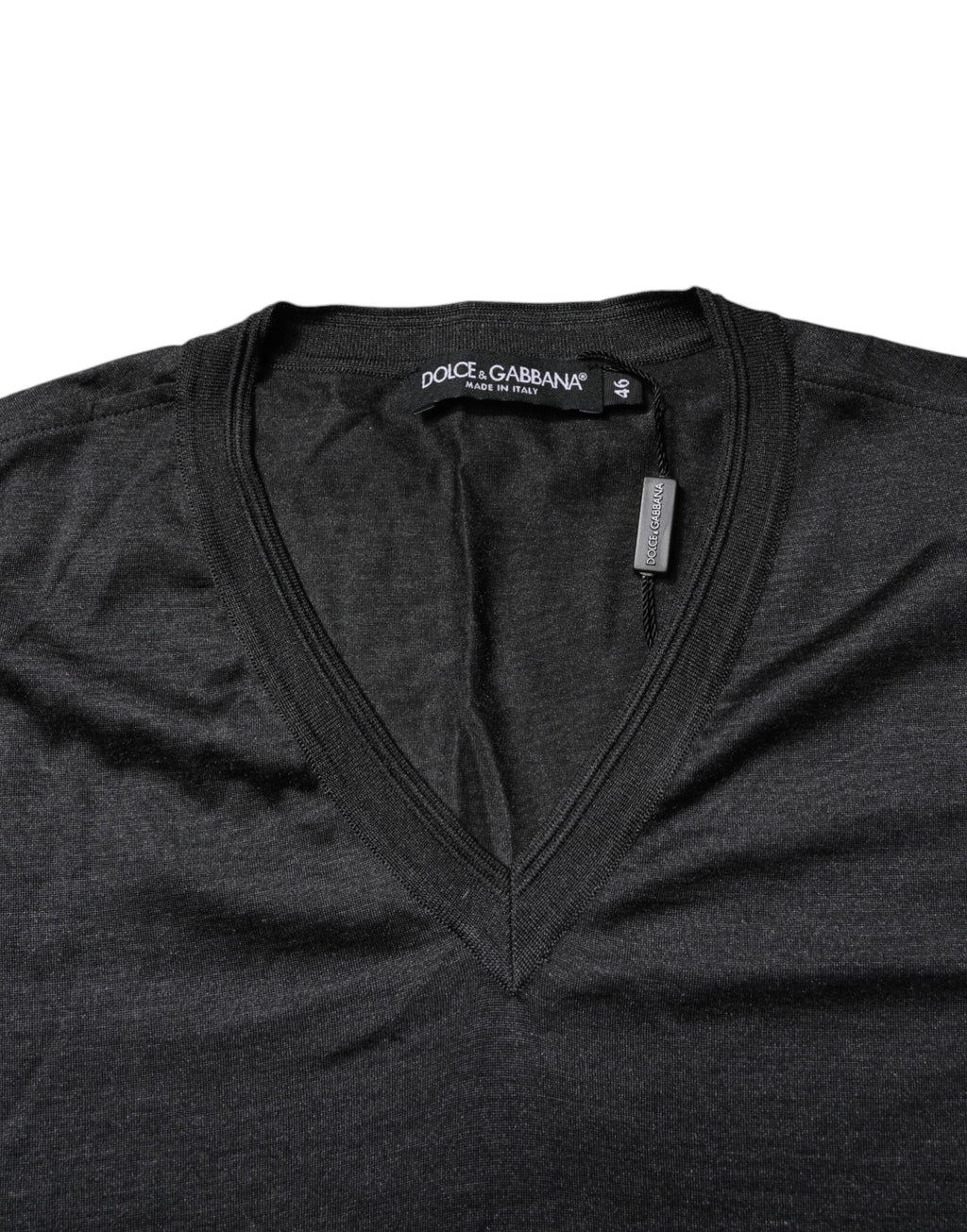 T-shirt Dolce & Gabbana en soie gris foncé à col en V à manches courtes, vue de face.