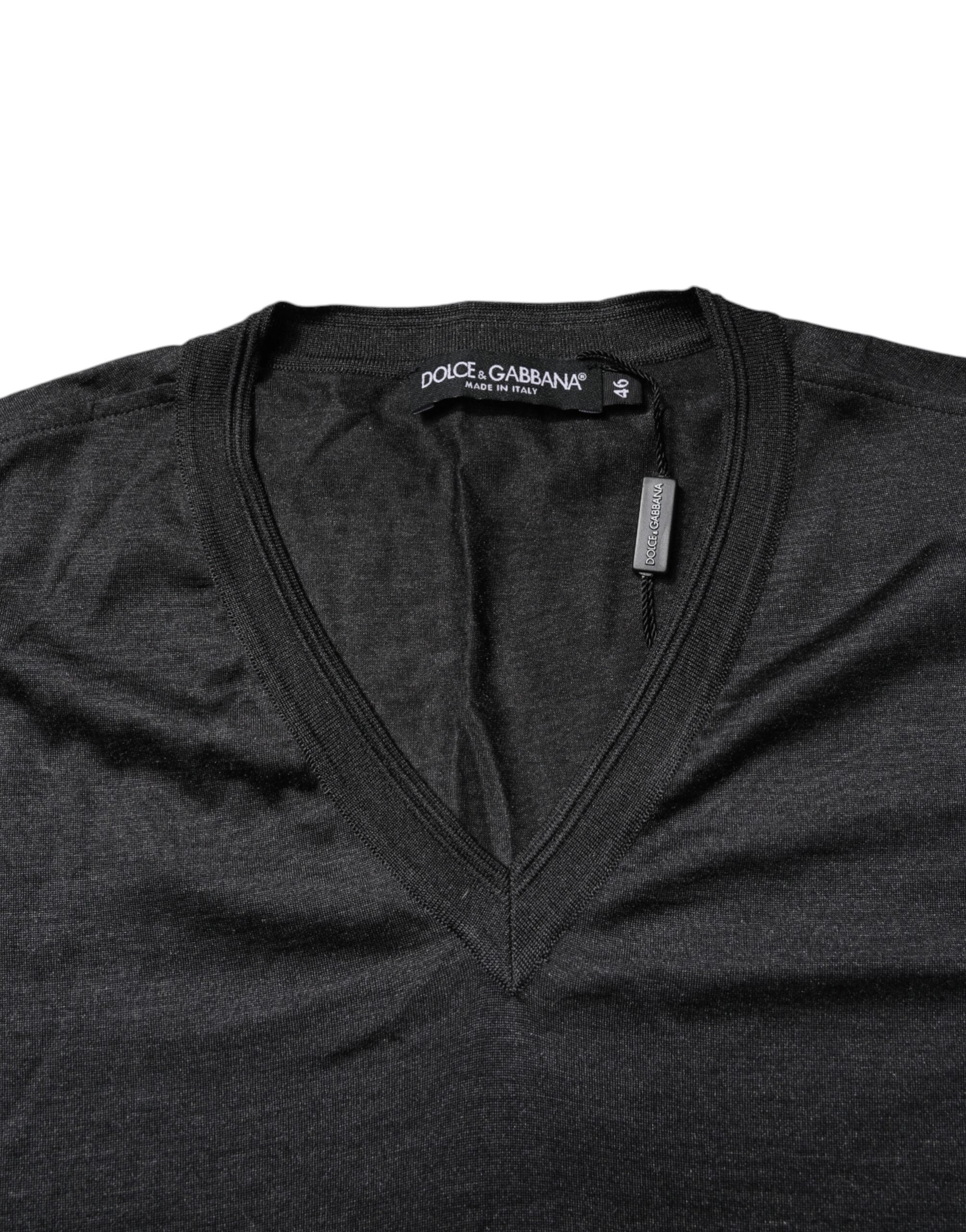 T-shirt Dolce & Gabbana en soie gris foncé à col en V à manches courtes, vue de face.