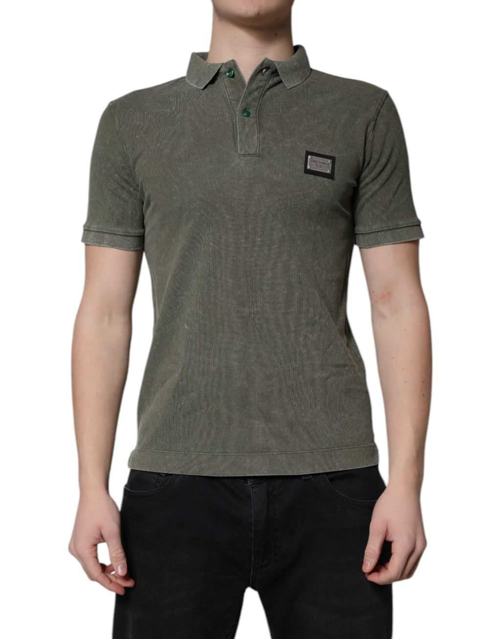 Chemise polo en coton vert army avec logo Dolce & Gabbana, vue de face, détails du col et de la plaque logo sur la poitrine.
