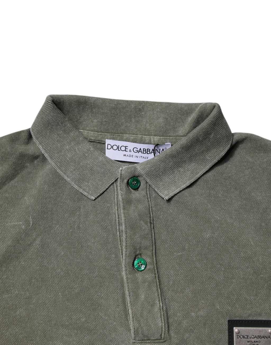 Chemise polo en coton vert armée Dolce & Gabbana avec logo et plaque, vue de face.