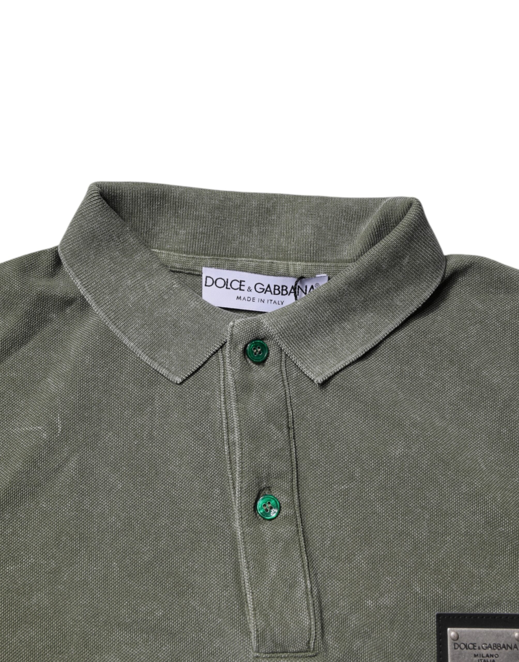 Chemise polo en coton vert armée Dolce & Gabbana avec logo et plaque, vue de face.