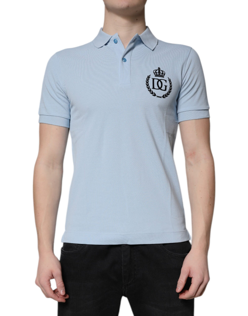 T-shirt polo en coton bleu ciel Dolce & Gabbana avec col orné d'une couronne, vue de face.