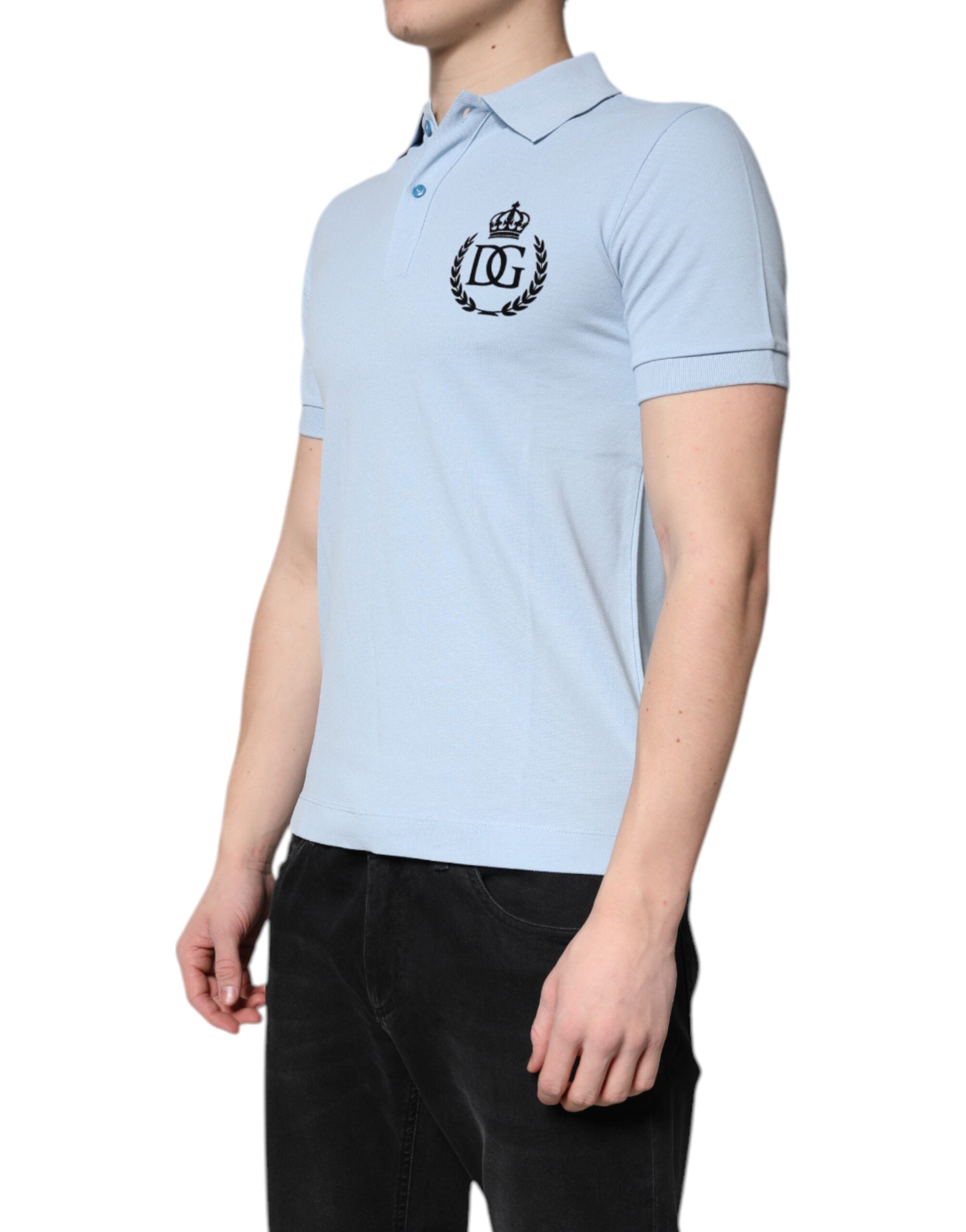 Polo Dolce & Gabbana en coton bleu ciel avec col en forme de couronne et logo élégant, vue de face.