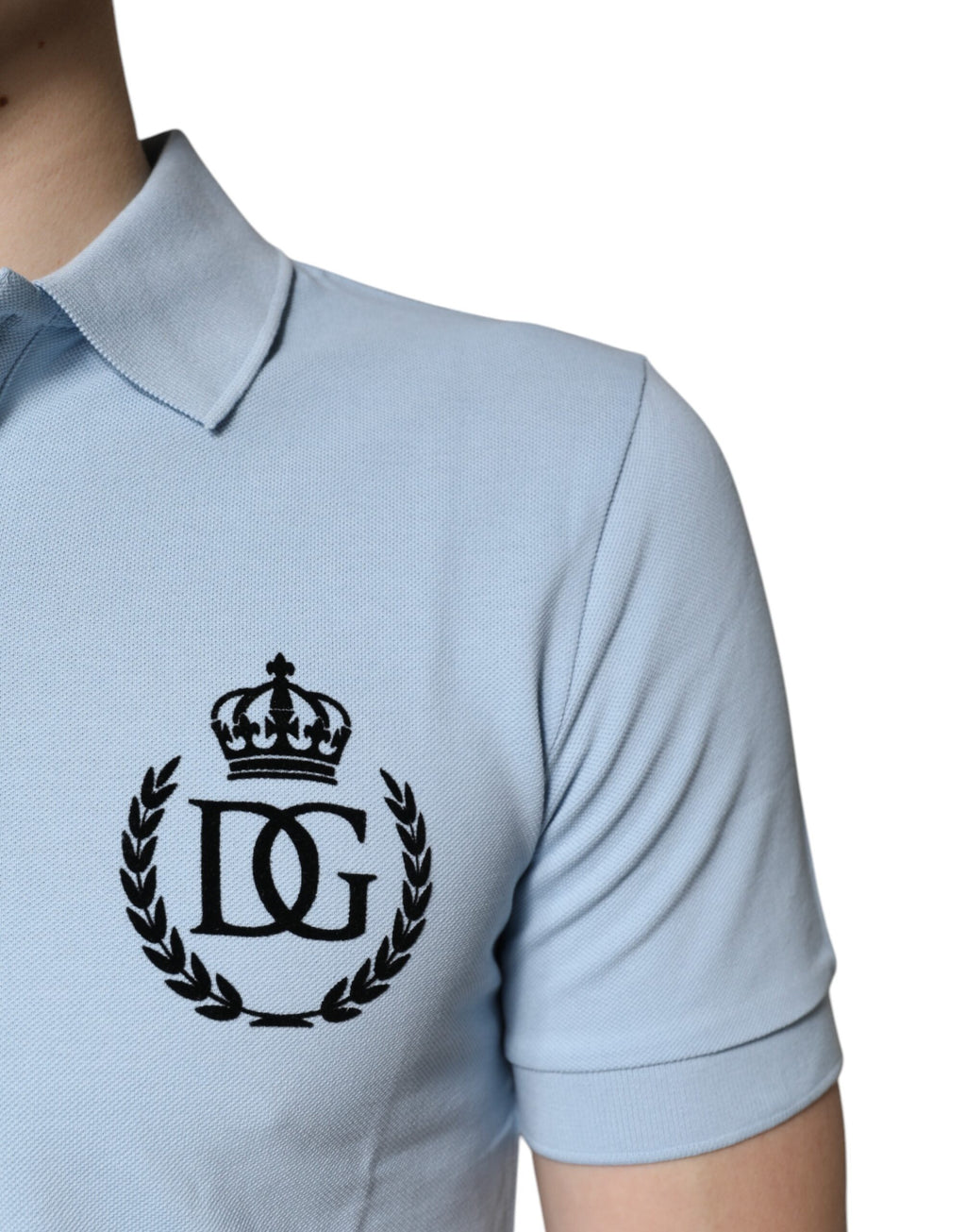Polo en coton bleu ciel Dolce & Gabbana avec col en forme de couronne, détail élégant et incontournable pour un style sophistiqué.