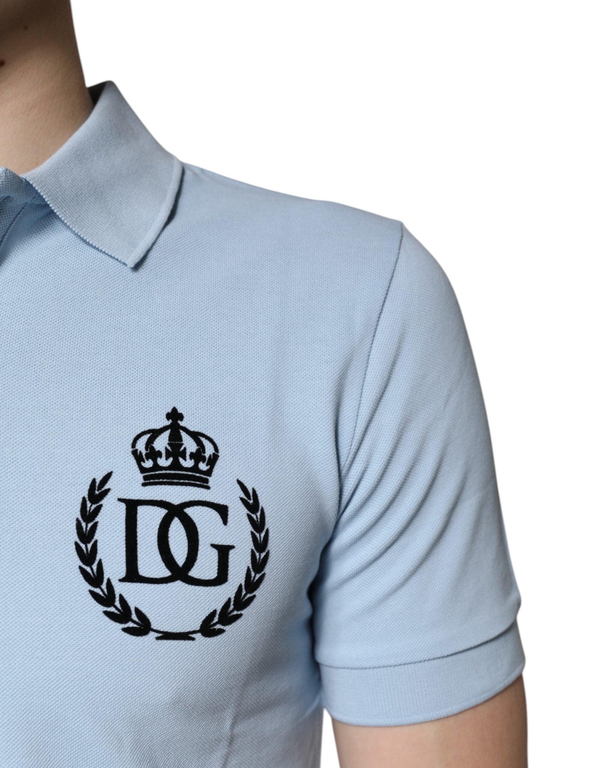 Polo en coton bleu ciel Dolce & Gabbana avec col en forme de couronne, détail élégant et incontournable pour un style sophistiqué.