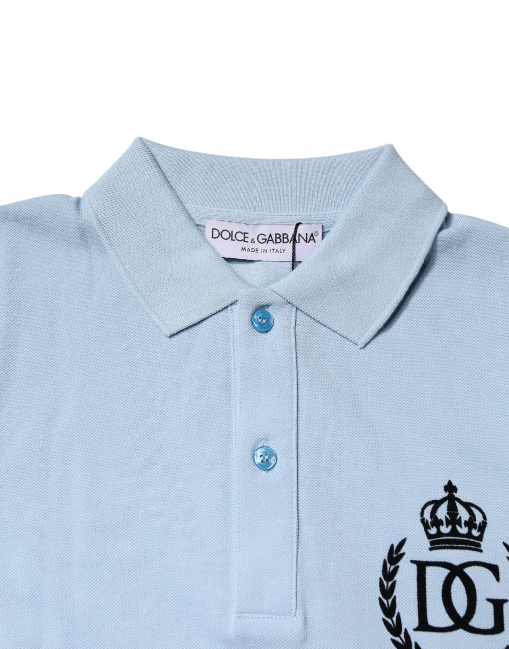 Polo Dolce & Gabbana en coton bleu ciel avec col montant, style élégant et décontracté, vue de face du t-shirt.