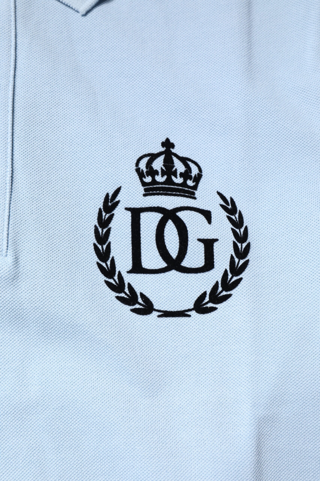 Polo en coton bleu ciel Dolce & Gabbana avec col en forme de couronne, style élégant et décontracté.