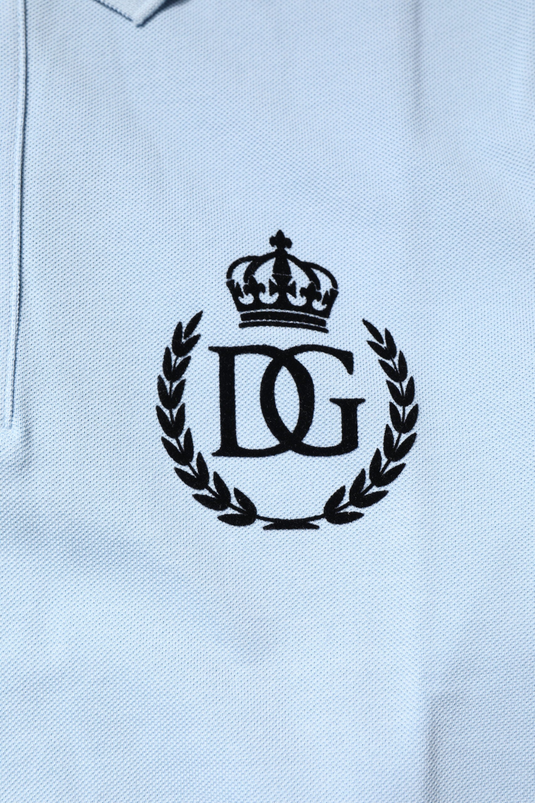 Polo en coton bleu ciel Dolce & Gabbana avec col en forme de couronne, style élégant et décontracté.