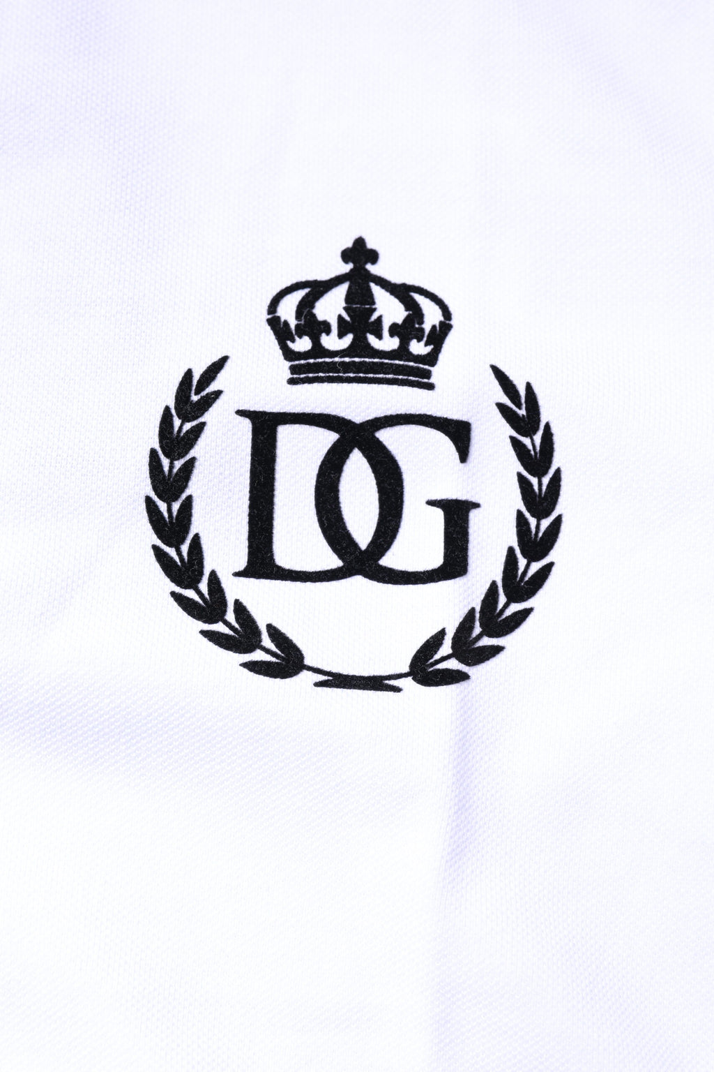 Polo homme Dolce & Gabbana en coton blanc avec col à couronne, détail élégant sur le devant.