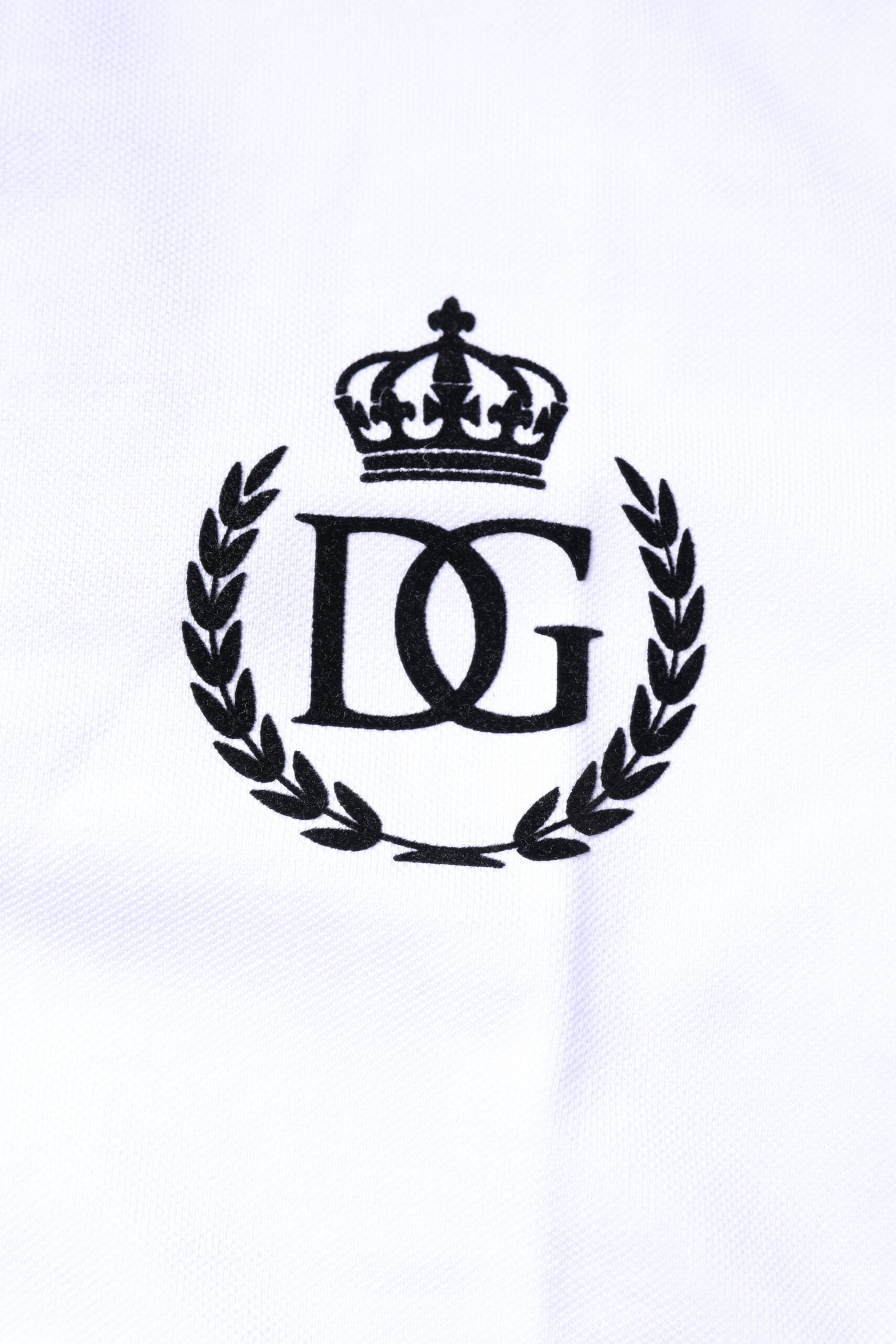 Polo homme Dolce & Gabbana en coton blanc avec col à couronne, détail élégant sur le devant.