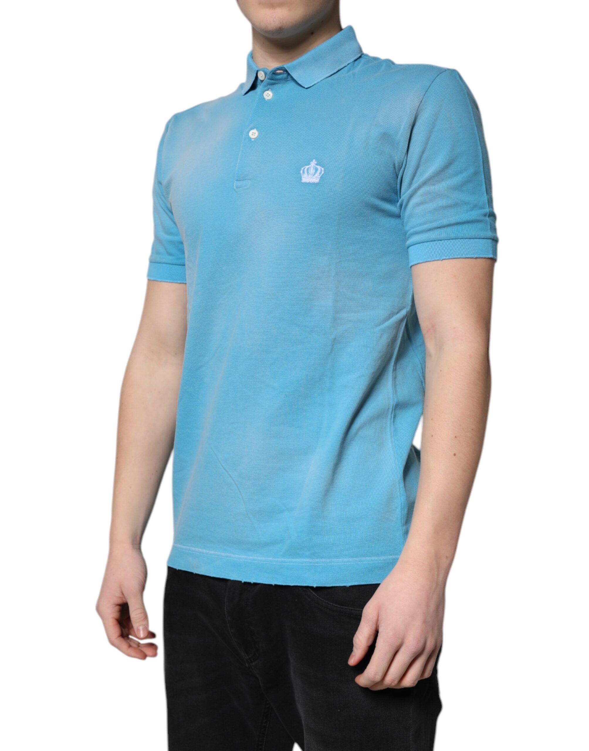 Polo homme Dolce & Gabbana en coton bleu avec col en couronne, détails élégants et style classique.