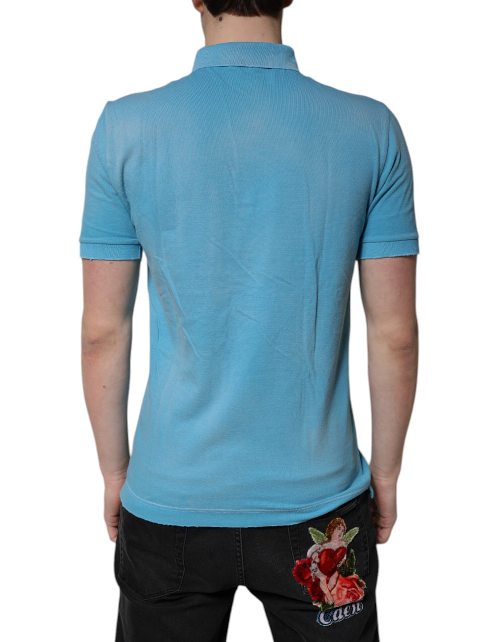 Polo homme Dolce & Gabbana en coton bleu avec col en forme de couronne, détail de la marque sur le devant.