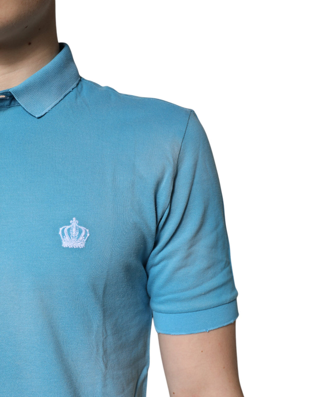 Polo homme Dolce & Gabbana en coton bleu avec col en couronne, design élégant et détails classiques.