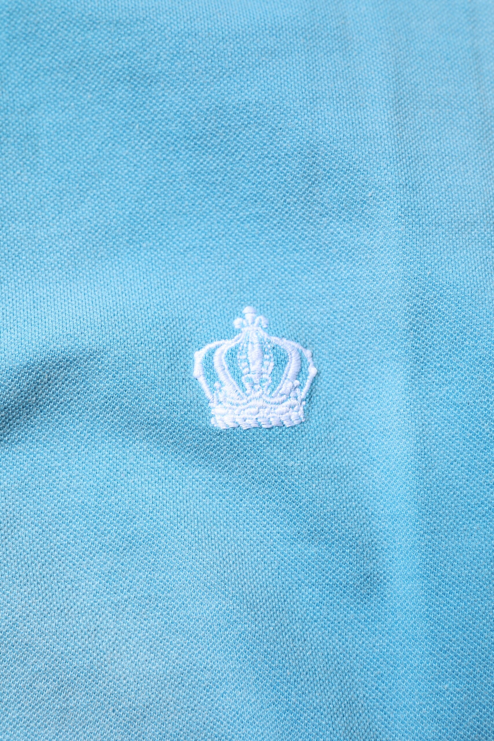 Polo homme Dolce & Gabbana en coton bleu avec col en couronne, style élégant et classique, vue de face.