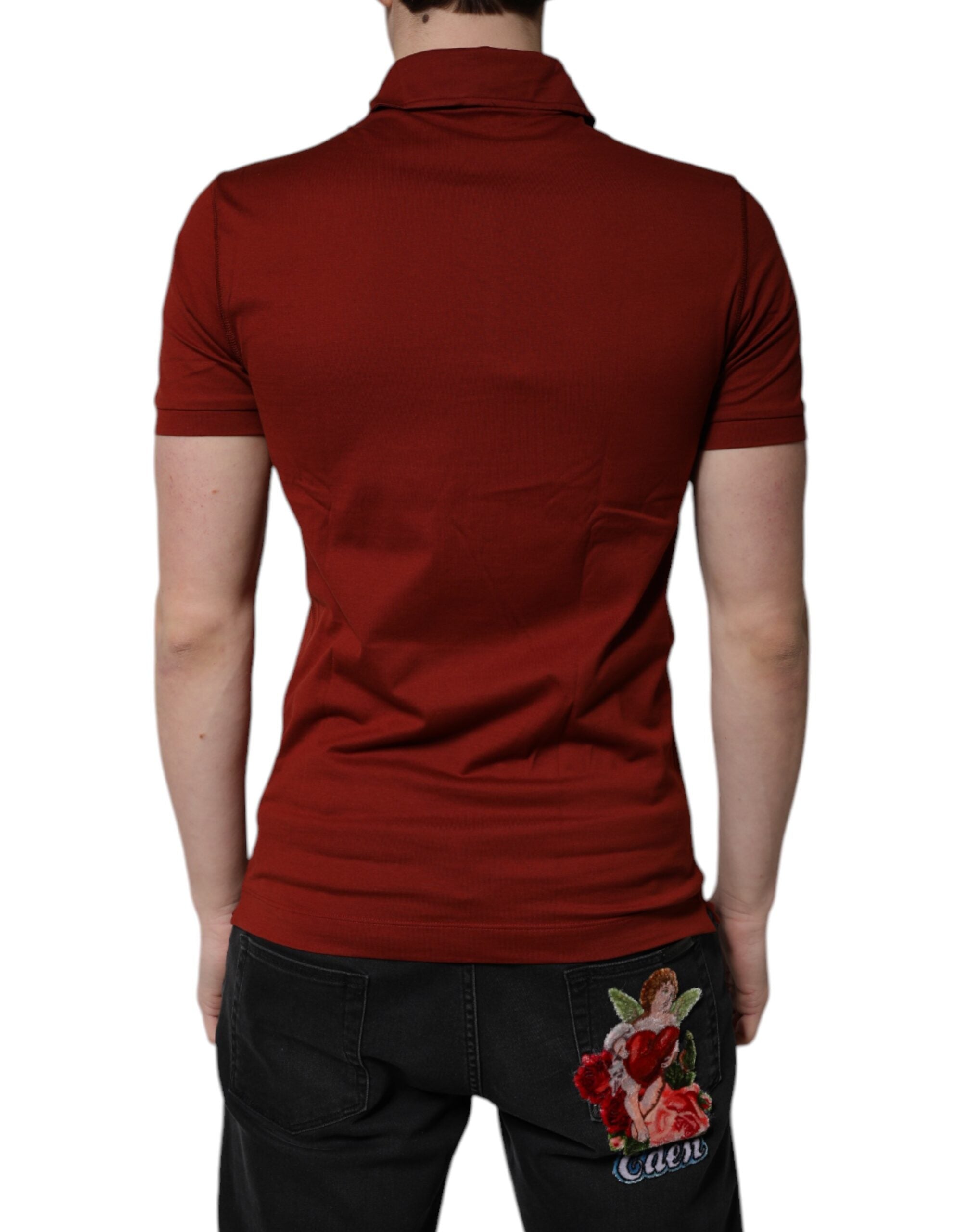 Polo pour homme Dolce & Gabbana en coton rouge avec logo DG et col, style élégant et classique.