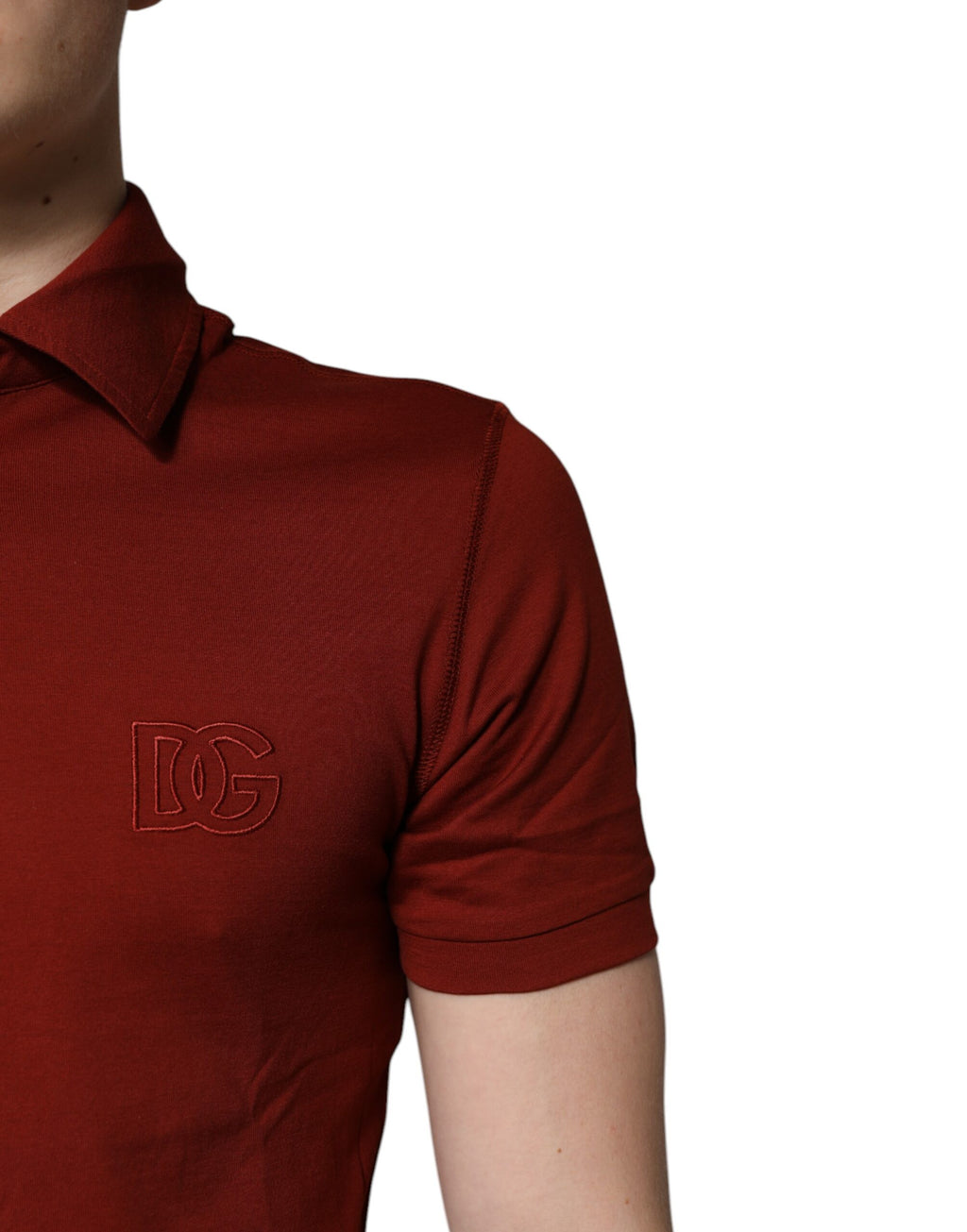 Polo pour homme Dolce & Gabbana en coton rouge avec logo DG, col classique, design élégant et moderne.
