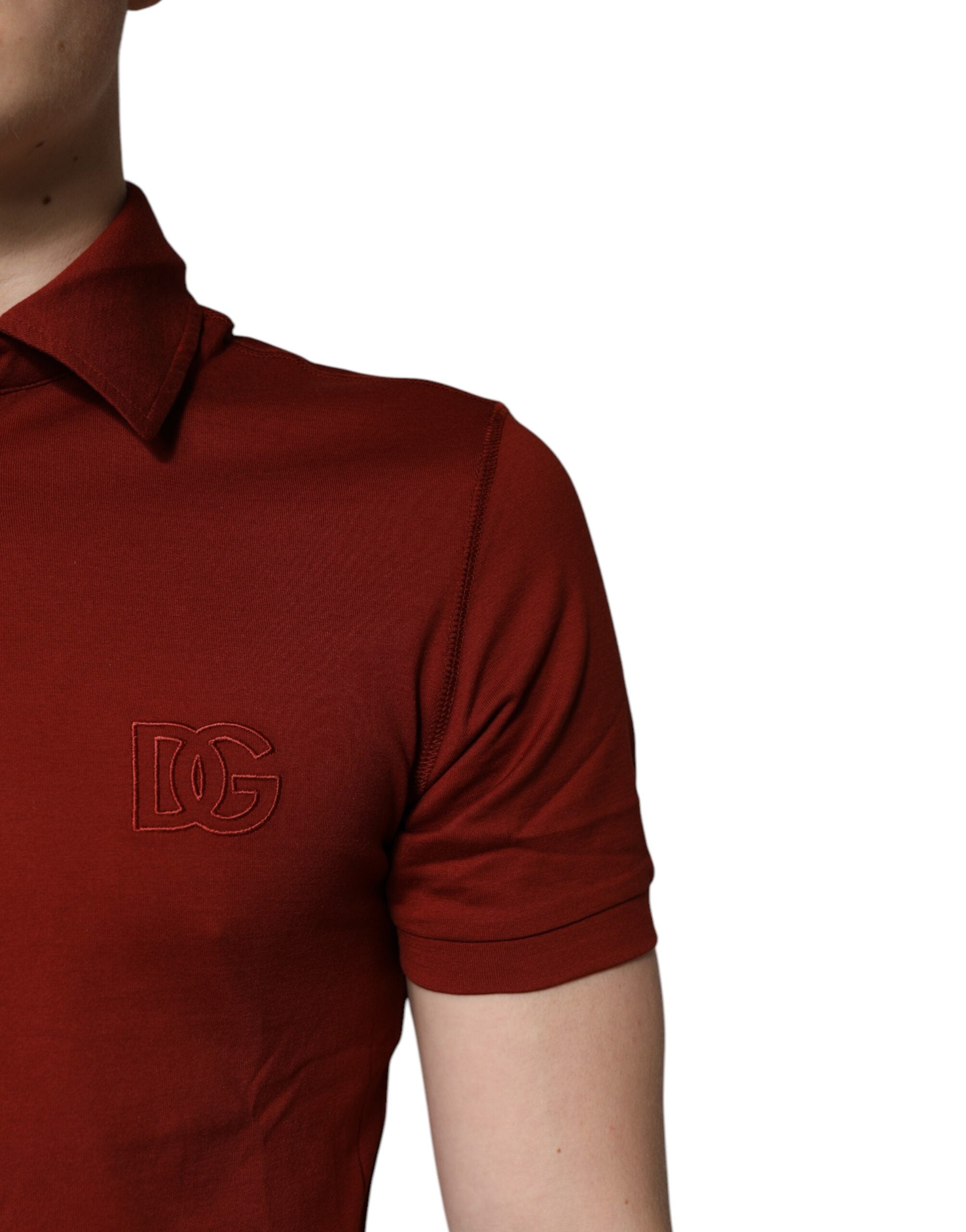 Polo pour homme Dolce & Gabbana en coton rouge avec logo DG, col classique, design élégant et moderne.