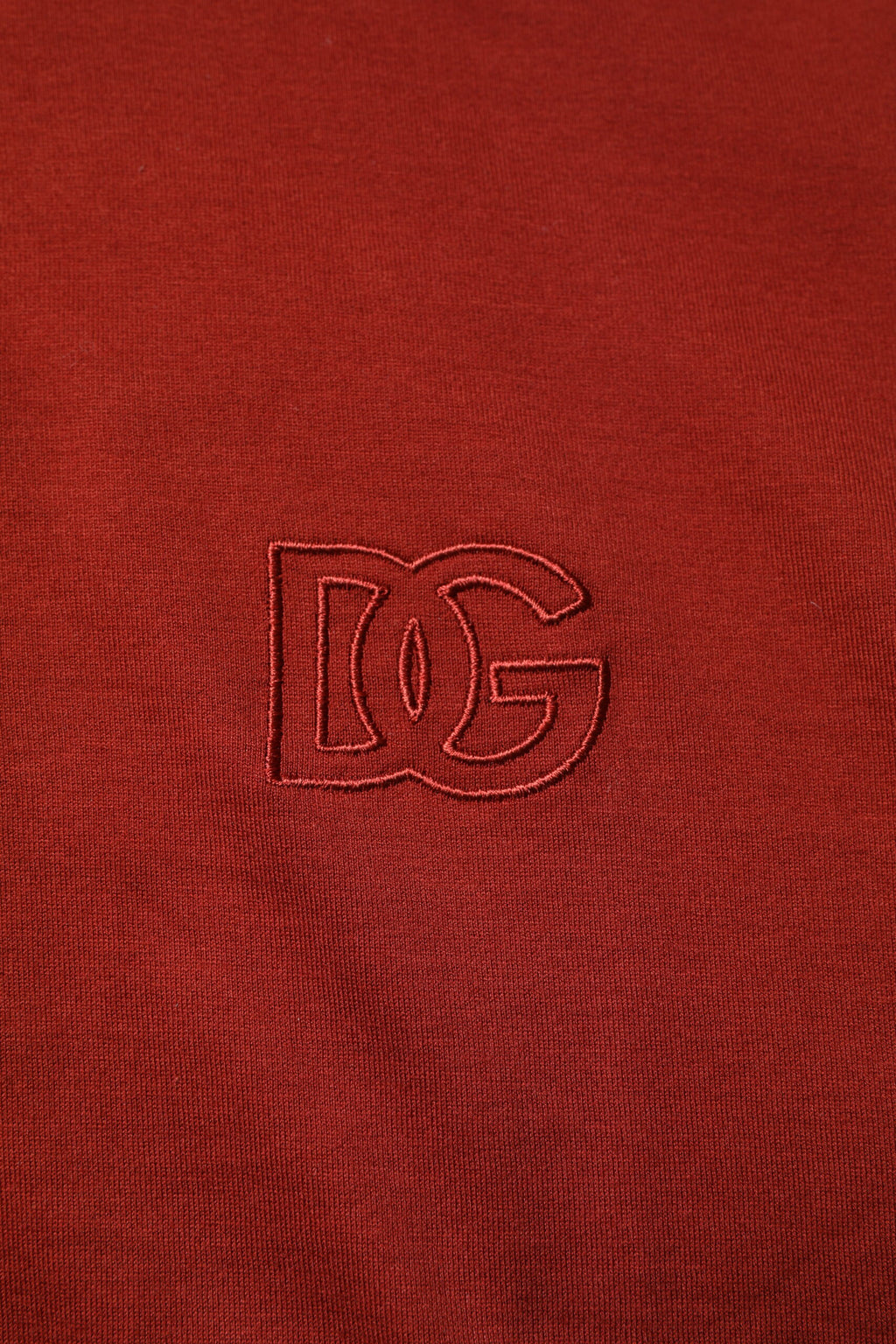 Polo pour homme Dolce & Gabbana en coton rouge avec logo DG, col classique, style élégant et décontracté.