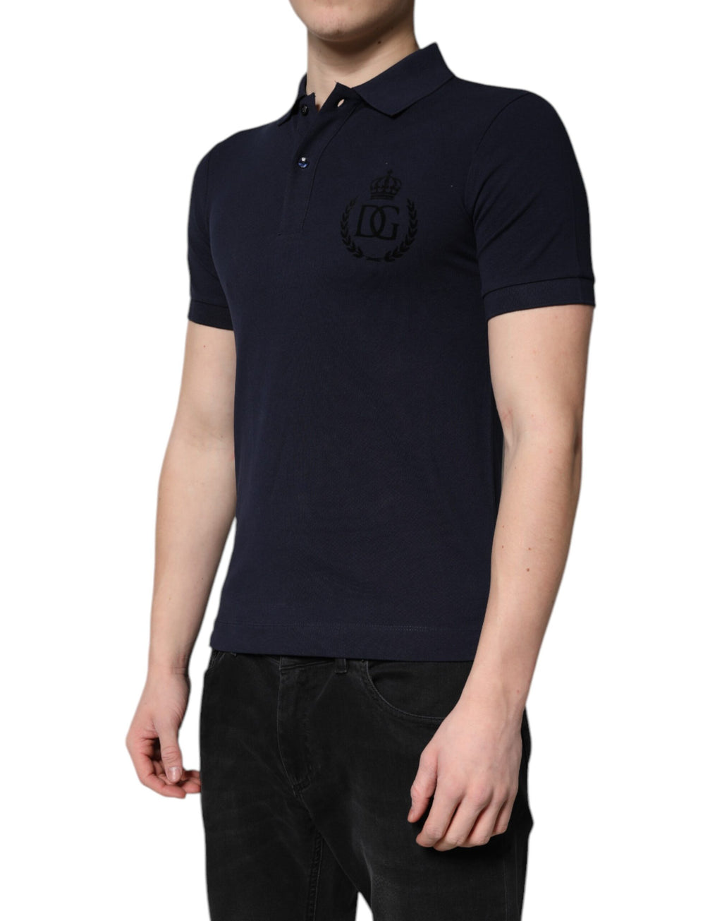 Polo Dolce & Gabbana en coton bleu foncé avec col en couronne, style élégant et décontracté.