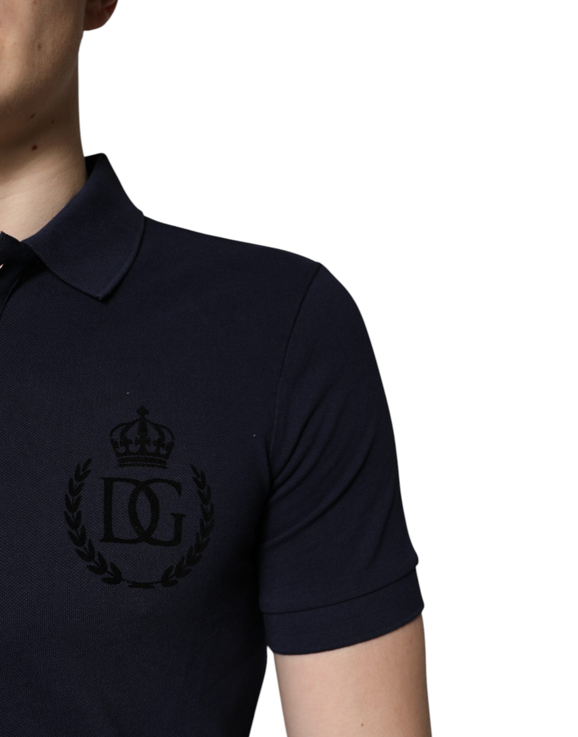 Polo en coton bleu foncé Dolce & Gabbana avec col à couronne, détails élégants et coupe classique.
