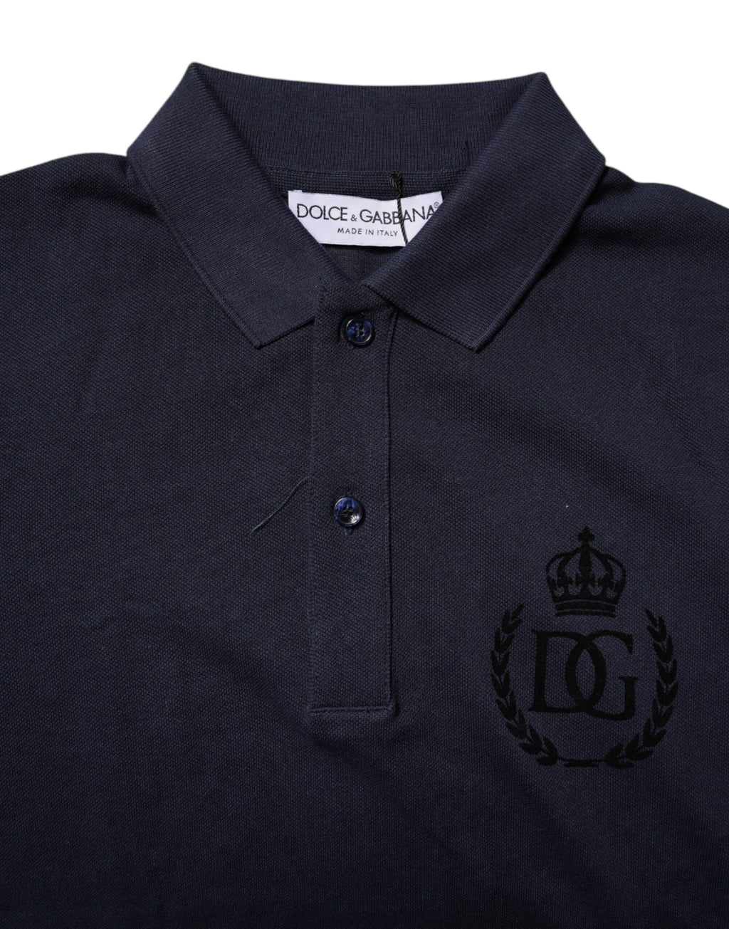 Polo Dolce & Gabbana en coton bleu foncé avec col en forme de couronne, élégant et décontracté.