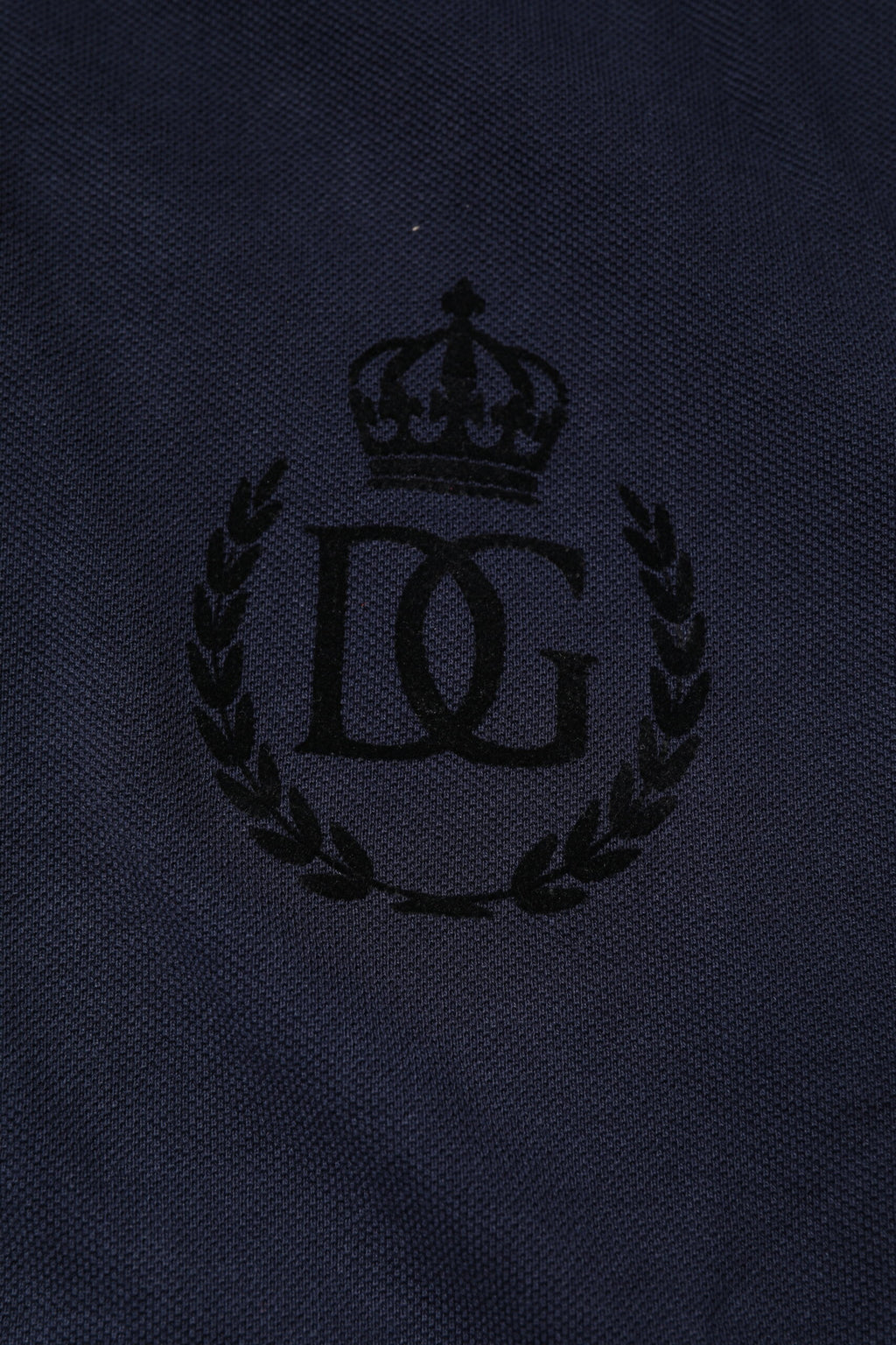 Polo en coton bleu foncé Dolce & Gabbana avec col en forme de couronne, style élégant et classique.