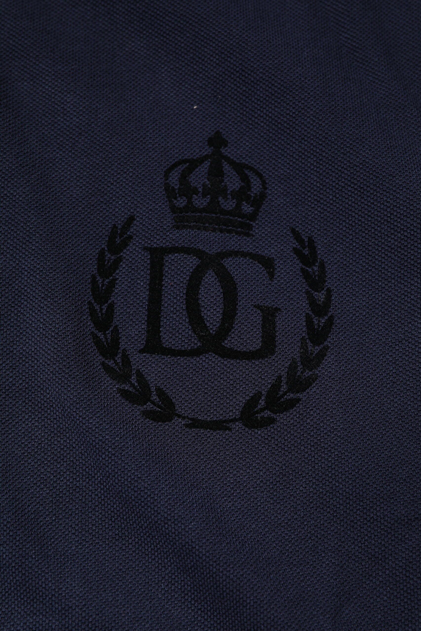 Polo en coton bleu foncé Dolce & Gabbana avec col en forme de couronne, style élégant et classique.