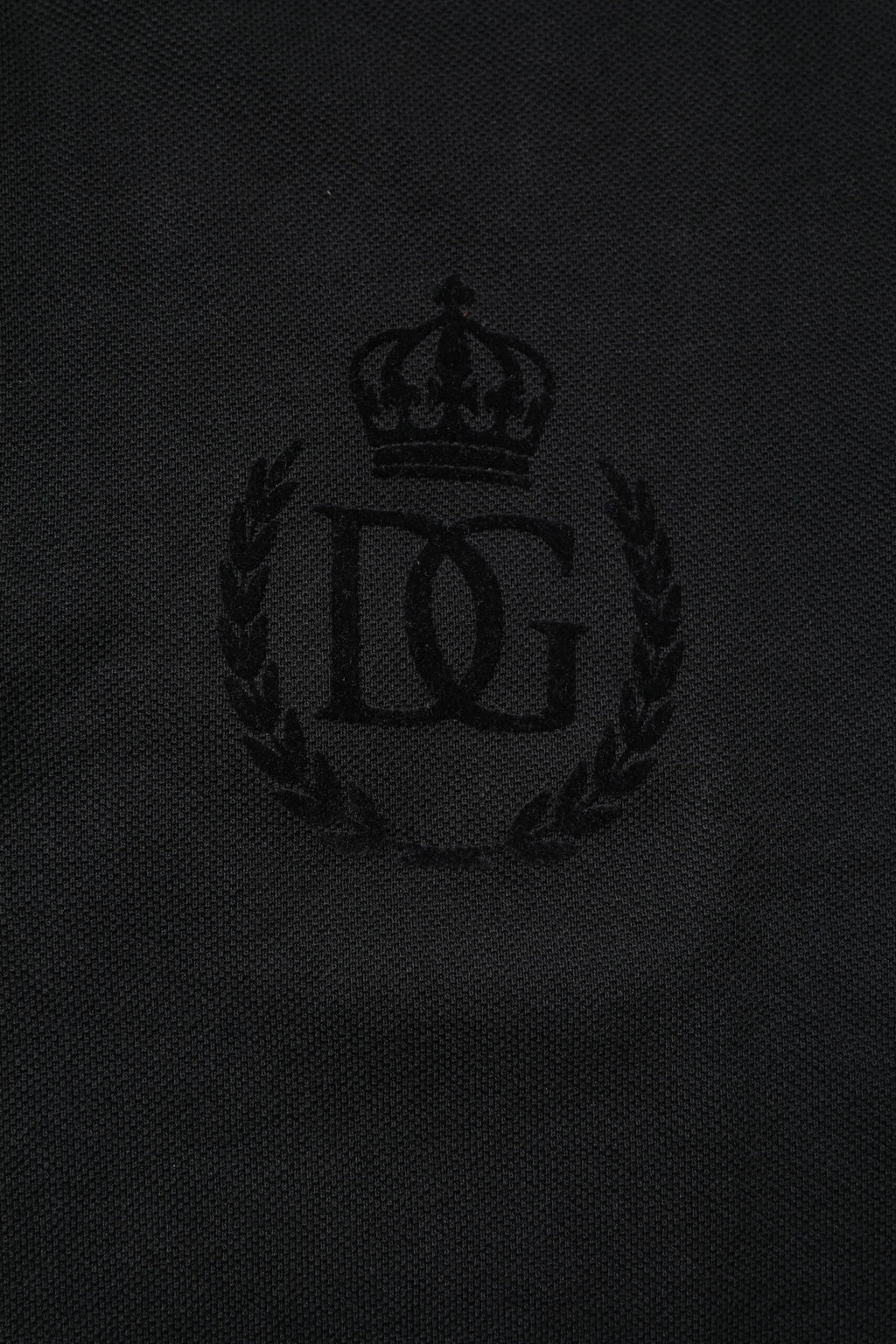Polo homme Dolce & Gabbana en coton noir avec logo DG brodé, col classique et coupe ajustée.