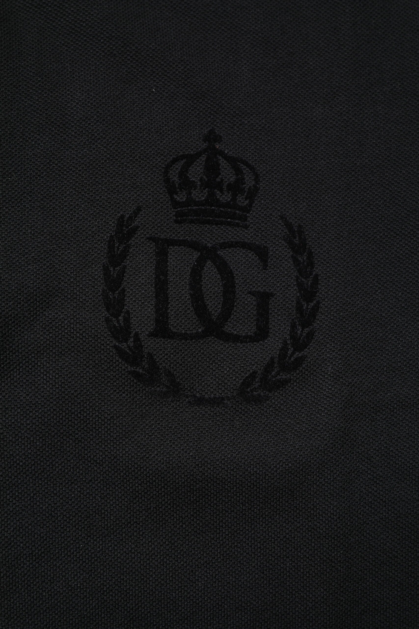 Polo homme Dolce & Gabbana en coton noir avec logo DG brodé, col classique et coupe ajustée.