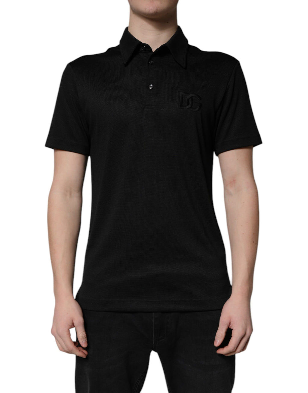 Polo en polyester noir Dolce & Gabbana avec col et logo DG visible sur le devant.
