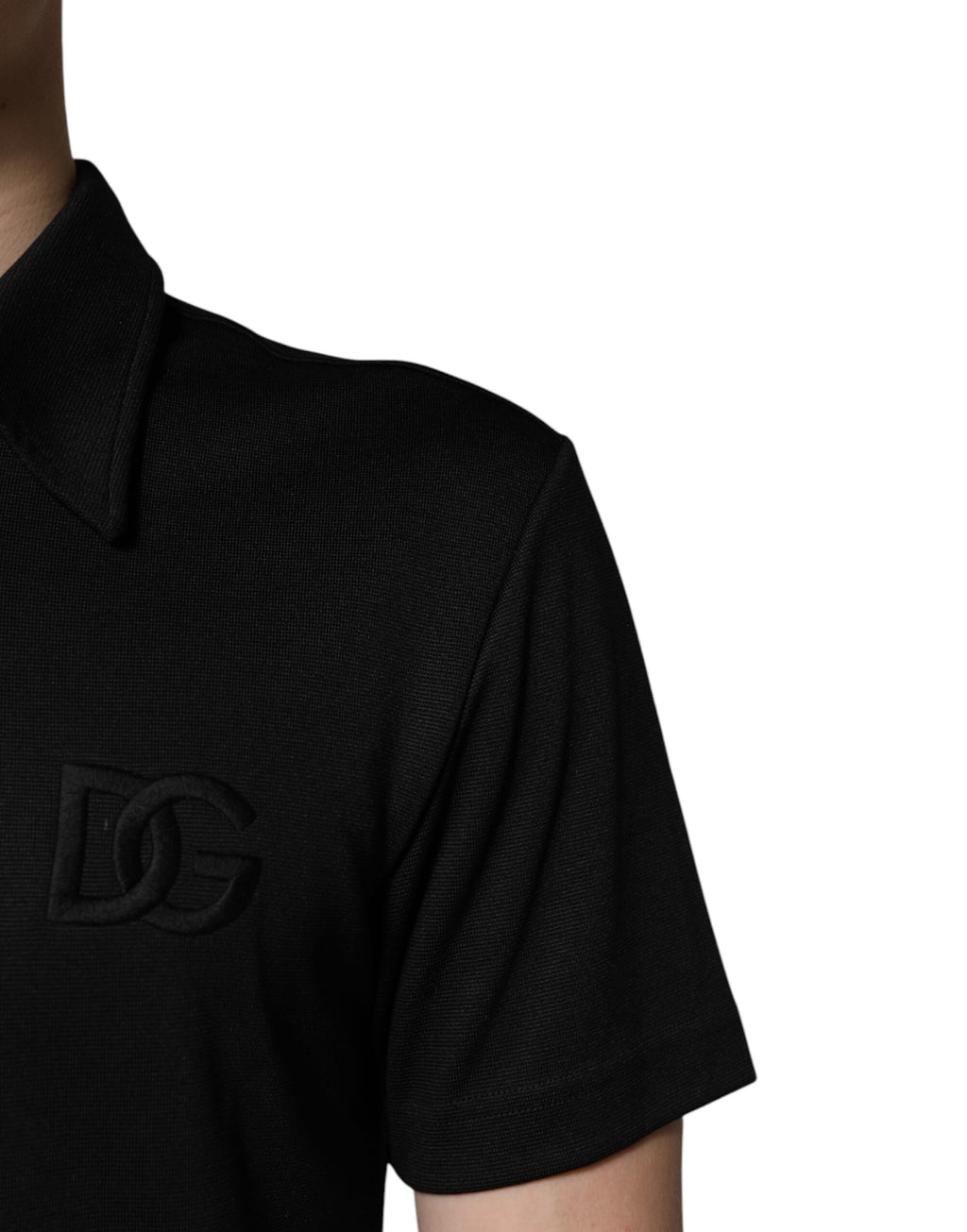Polo Dolce & Gabbana en polyester noir avec logo DG, col classique et style élégant.