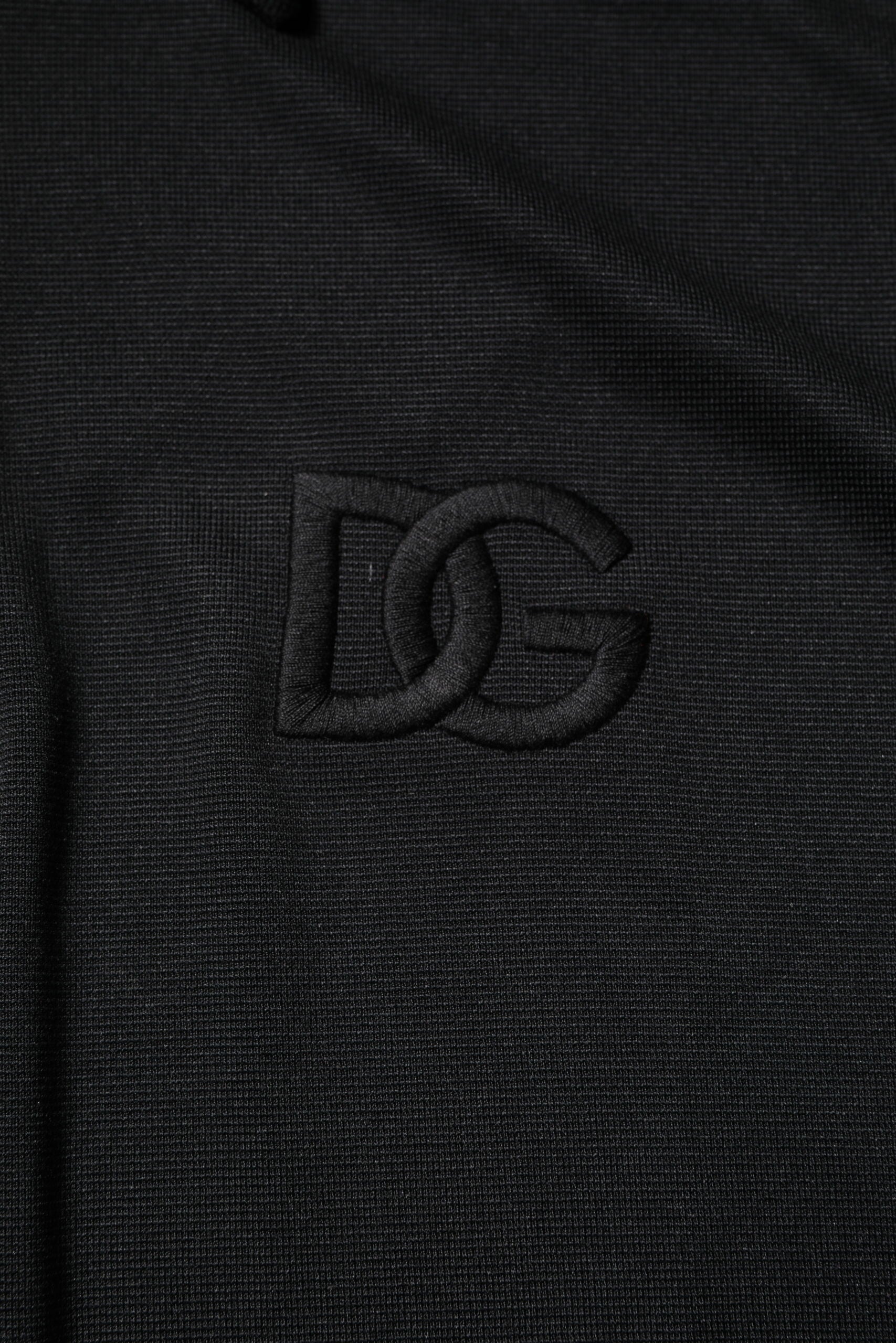 T-shirt polo noir en polyester Dolce & Gabbana avec logo DG, col classique, tissu élégant et moderne.